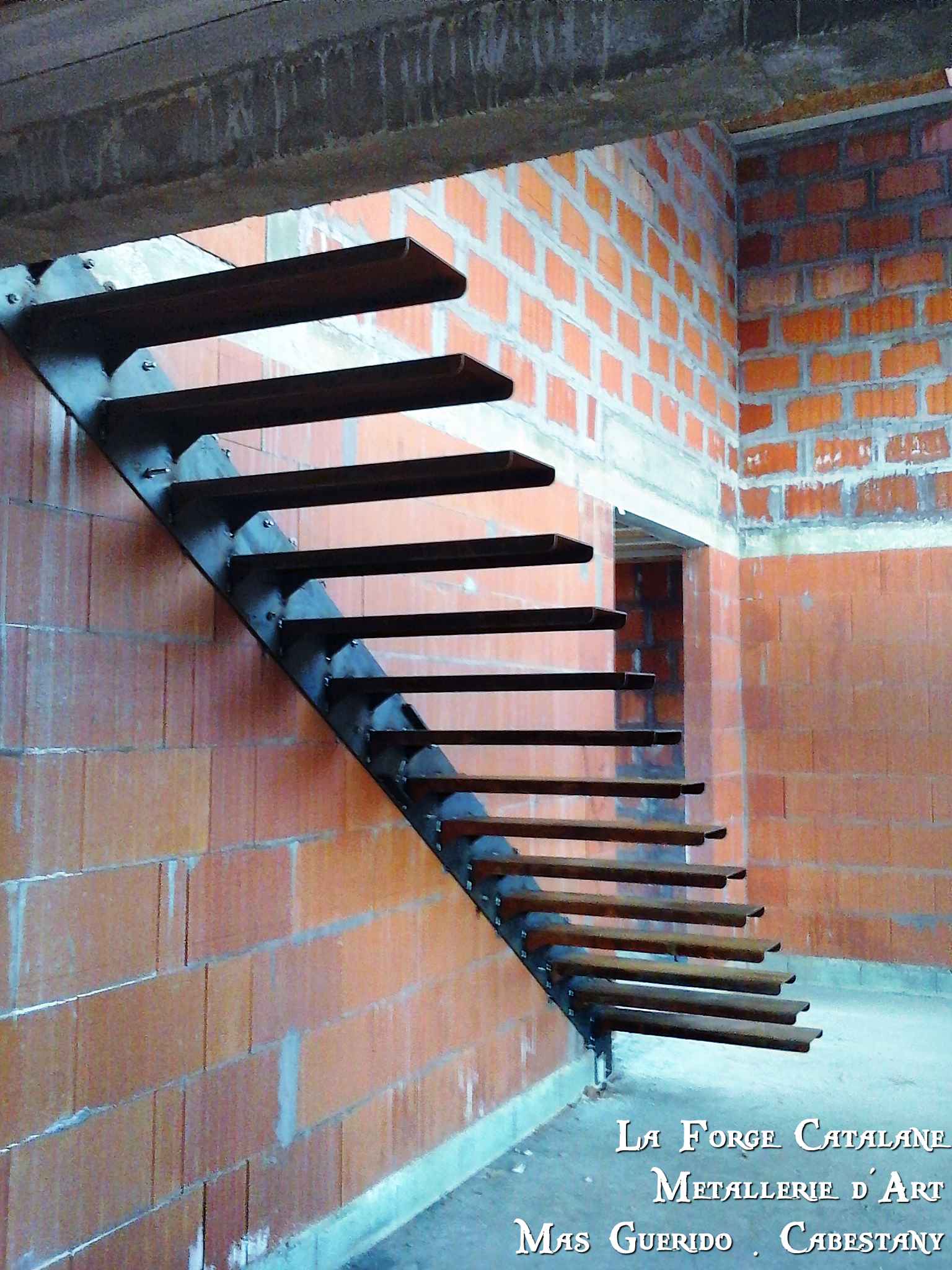 escalier marches suspendues (6) forge catalane.jpg